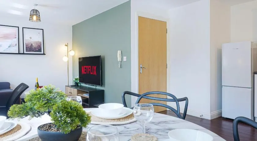 Beautiful Apartment - Close to City Centre - Free Parking, Fast Wifi, SmartTV with Sky TV and Netflix by Yoko Property - Image 1