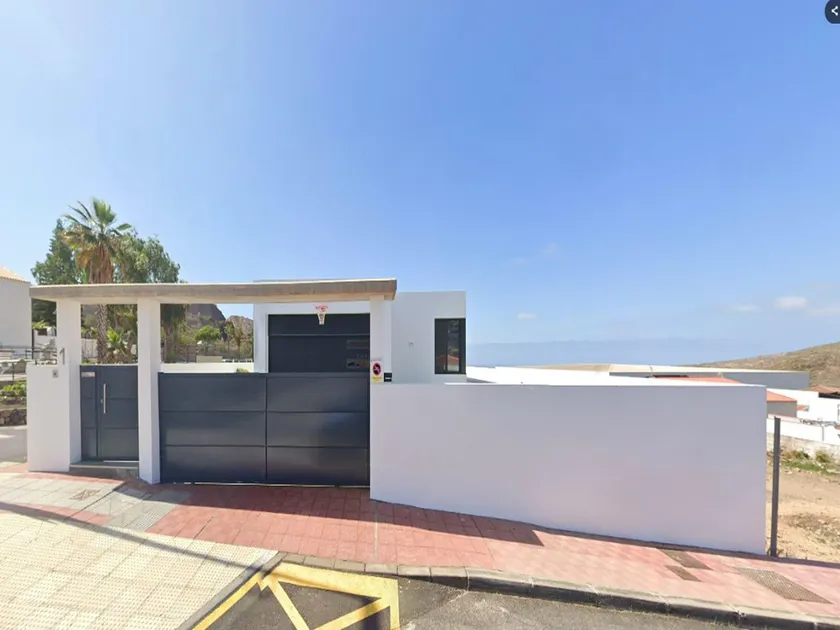 Apartment with Garden and BBQ in Tenerife - Image 1