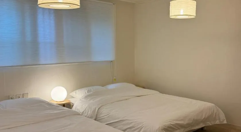 New Open 7-min walk from DMC Station, Airport Railroad direct line, Hongdae Entrance Station 1 stop, 3 bedrooms, 1 bathroom - Image 1