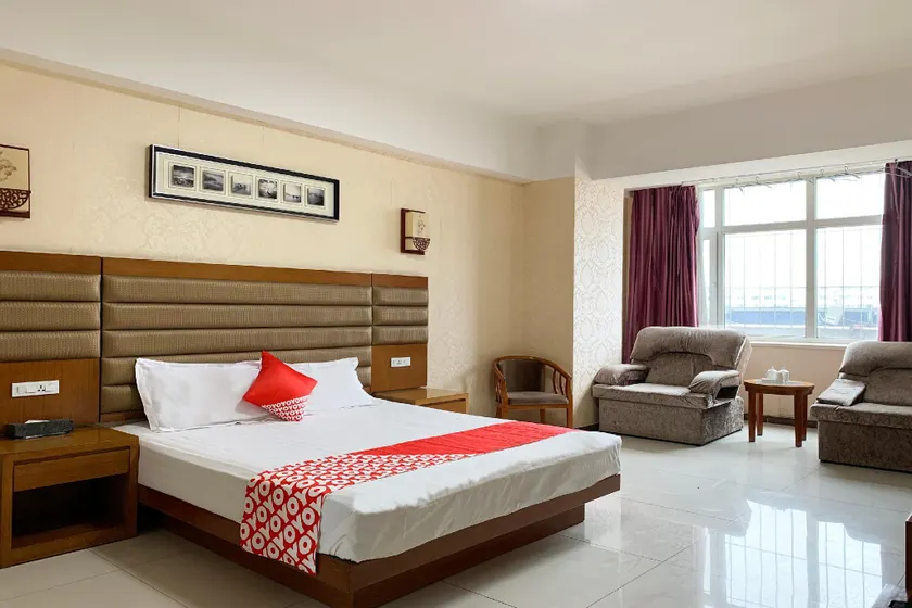 OYO Renhao Business Hotel - Image 1