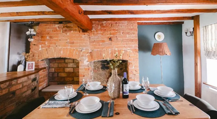Cosy Cotswolds Cottage with Log Burner, Private Garden, Free Parking, WIFI, near Soho Farmhouse perfect for Families and Business Stays - Image 1