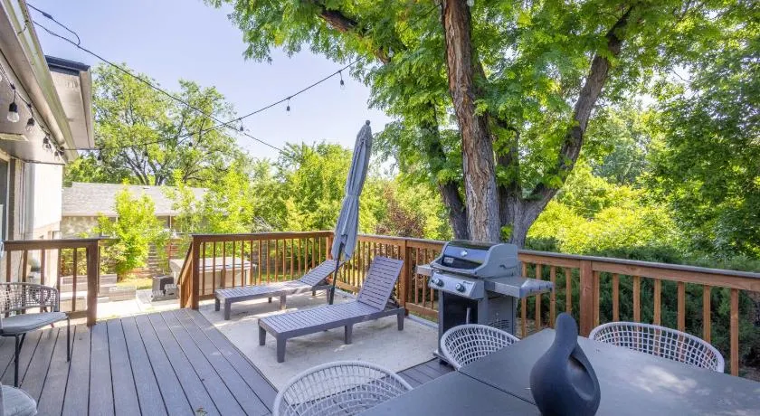 Hot Tub House with BBQ Deck and Workspace - Image 1