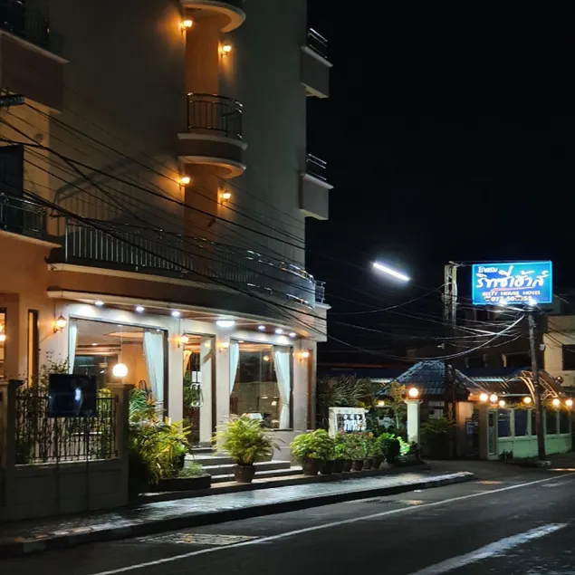 Ritzy House Hotel - Image 1