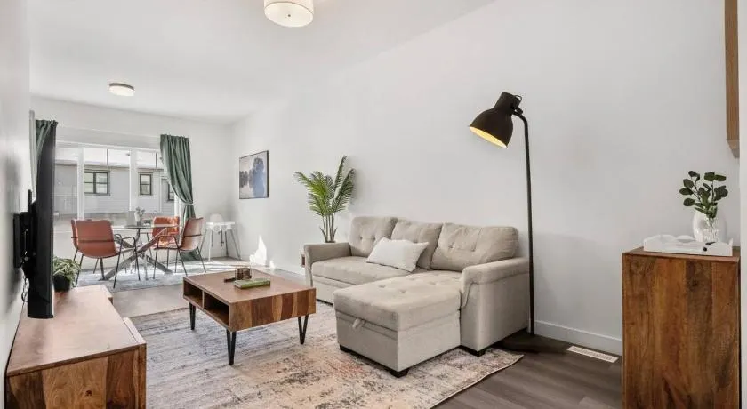 Modern 2BR Townhome Near Aspen Landing and WinSport - Image 1