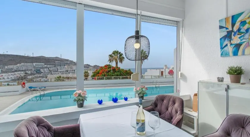 Studio avec terrasse, internet haut débit et piscine | Vue ville - Image 1