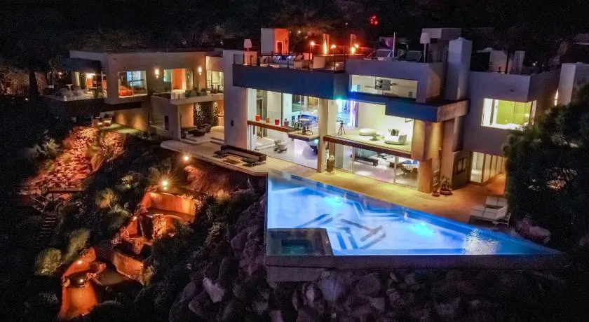 Camelback Mountain Luxury Pool, Golf, & Views - Image 1