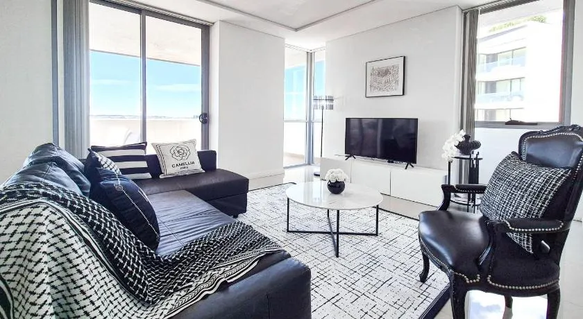 Skyport Retreat 3 Bed w 2 Parking Airport - Image 1