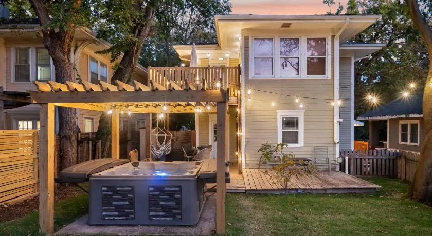 Hottub, Pool Table, Bball, pets, Firepit, Sleeps 8 - Image 1