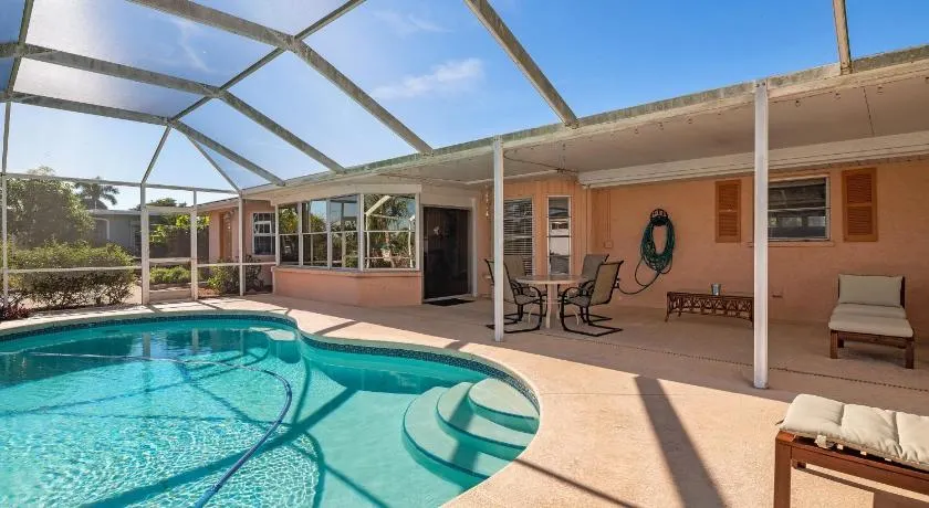 Maison conviviale et familiale avec piscine privée, terrasse et barbecue | Vue sur l'eau - Image 1