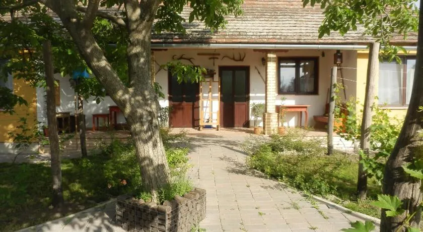 Flóra Vendégház Tass - Image 1
