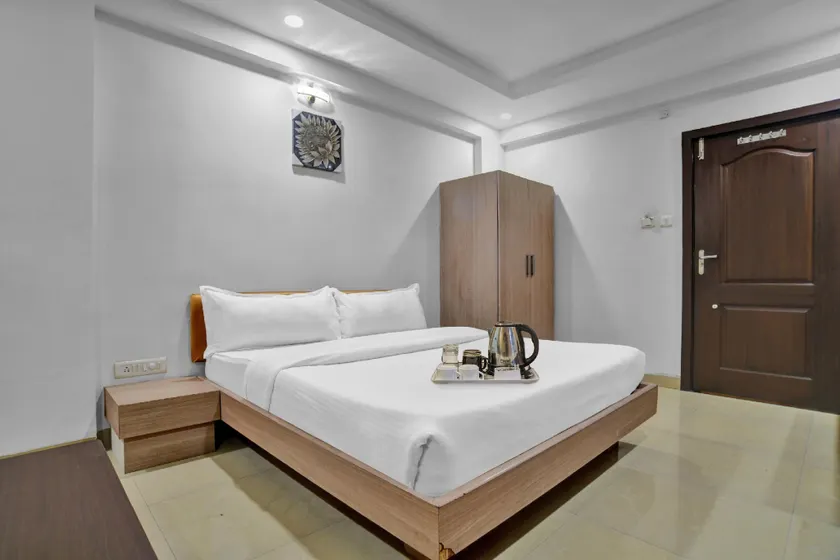 Super Townhouse Divya Palace - Image 1