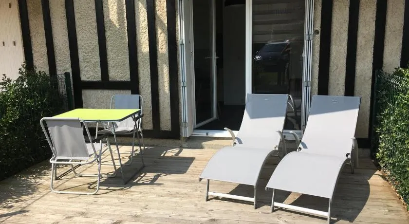Studio Front de Mer avec Terrasse et Accès Direct Plage à Merville-Franceville - Image 1