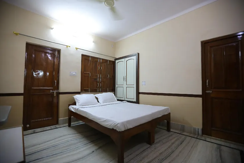 OYO 40880 Hotel Shashi - Image 1