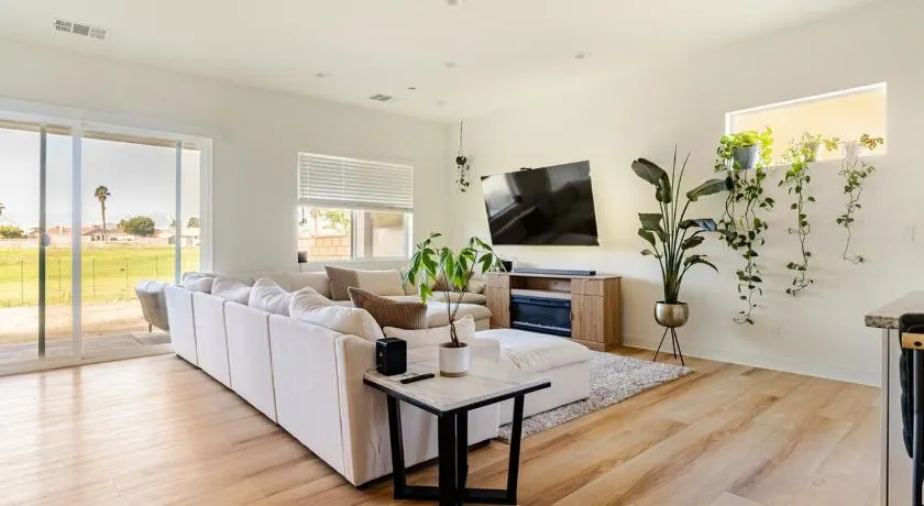 Perfect 3-Bedroom House with Golf & Sunset Views! - Image 1