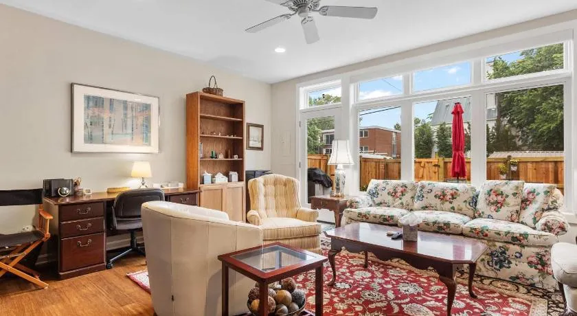 Classy Old Town Getaway 3-BR in Perfect Location - Image 1