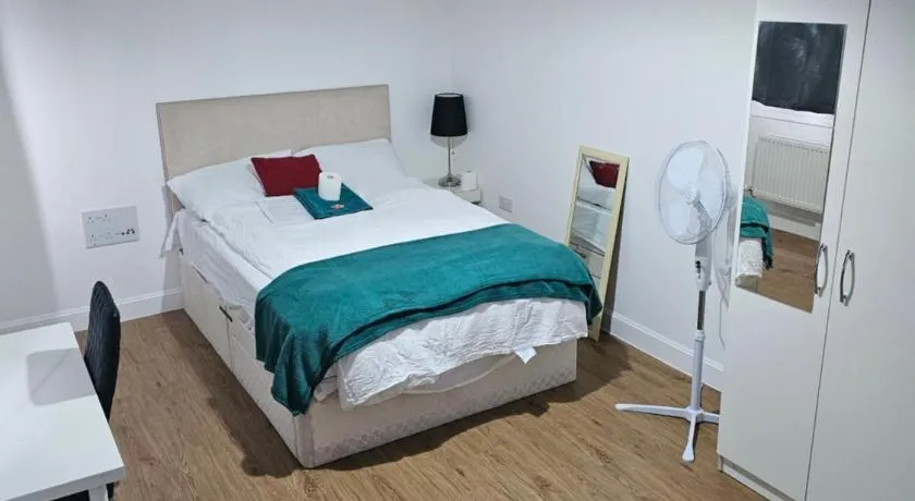 Luxury Kingsize Bedroom with Dedicated Toilet- Central Dartford - Image 1