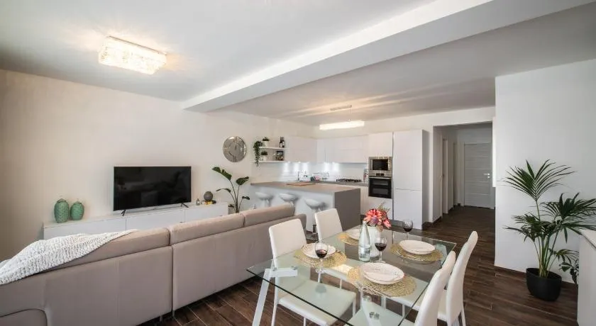 Electra Residence - Luxury Central Beachview Apartment - Image 1