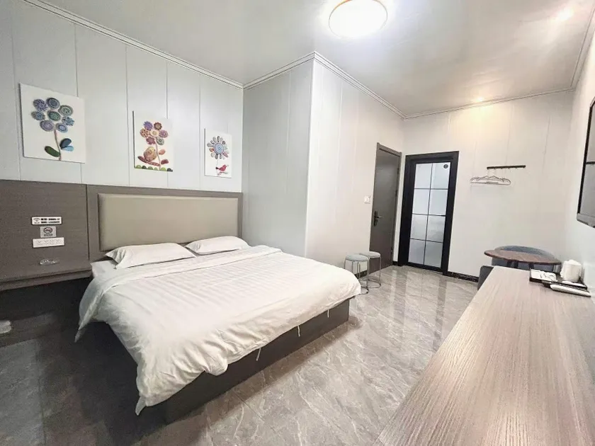 Qingge Business Hotel - Image 1