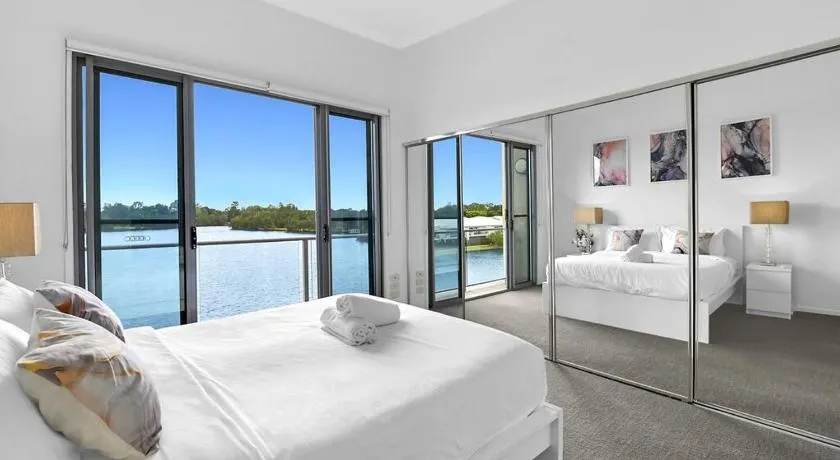 Water View Modern Tri-level Townhouse in Carrara with 2 Parking Spots - Image 1