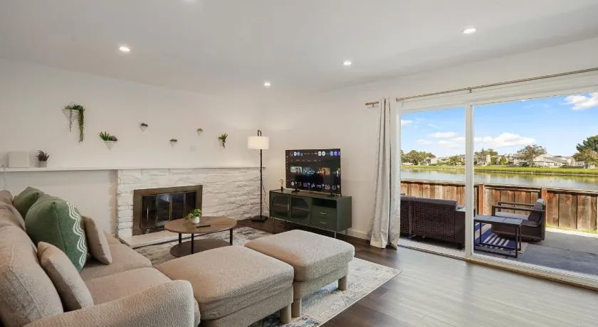 Lakefront 3 Bedroom Retreat with Beautiful Water Views - Image 1