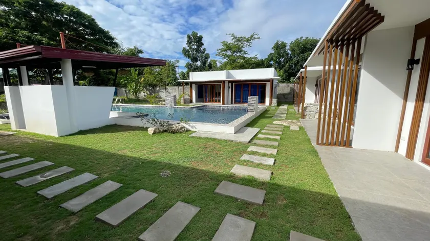Bluewaves Hostel & Villa Panagsama by Hiverooms - Image 1