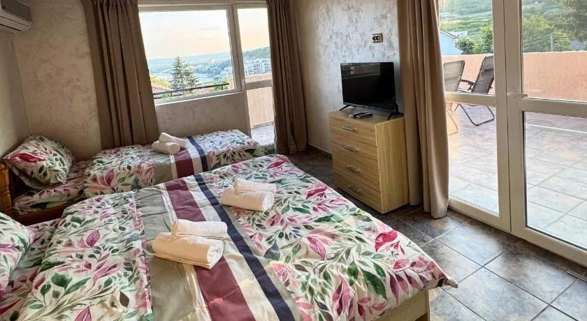Helena Guest House - Pool & Sea View - Image 1