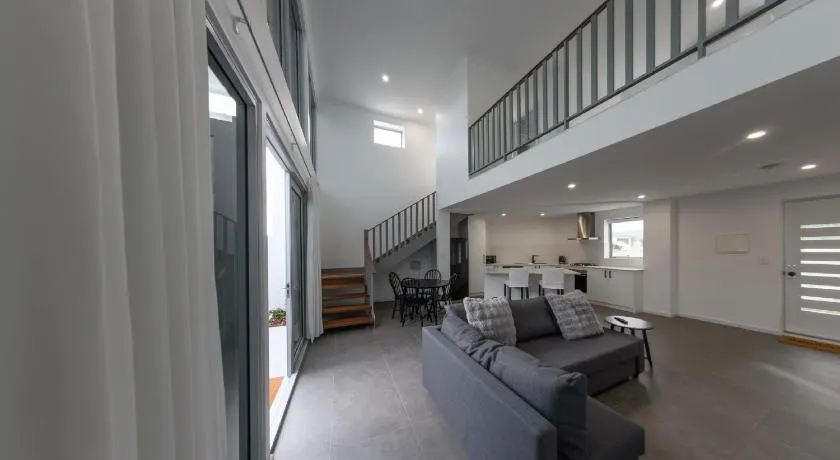 Private Mezzanine Bedroom, Soaring Ceilings, Sleeps 3, Walk to Cafes, 15 min to Bunbury - Image 1