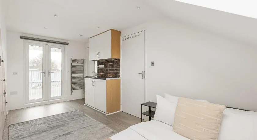 New! Contemporary 2BR Flat in South Croydon - Image 1