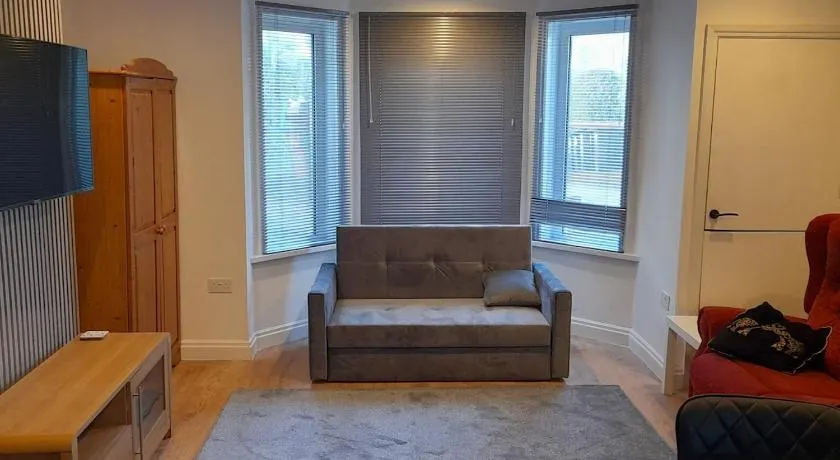Modern 1-Bed Flat in Dover - Image 1
