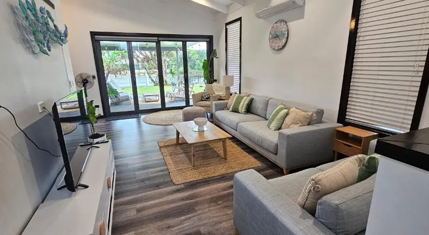 MOOLOOLABA CANAL HOME - Modern 4Bedroom with Spa, Sauna and Private Pontoon - NEW proprietor 2024 - Image 1