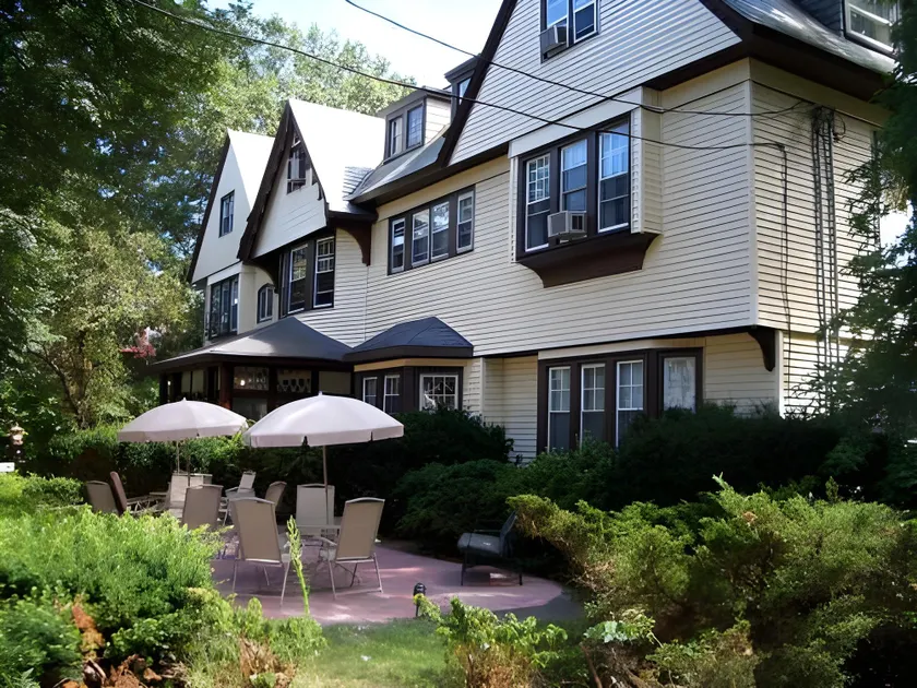 Longwood Inn - Image 1