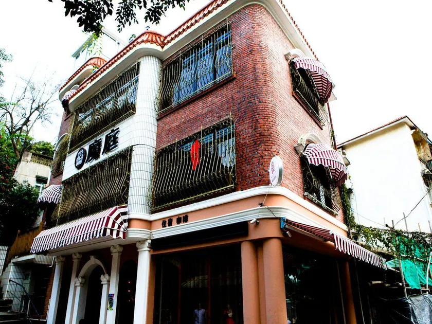 Xiamen Gulangyu Longshan Villa Cafe Hostel - Image 1