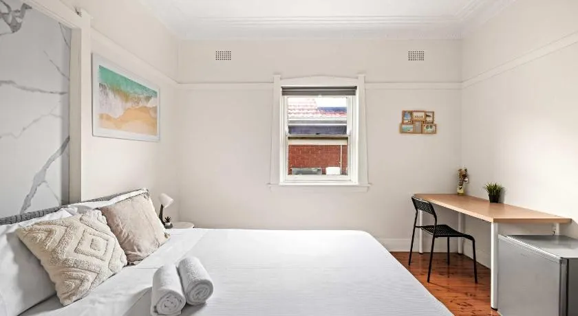 Comfortable & Affordable Stay in Padstow - Queen Room Retreat - Shared Bathroom - Image 1