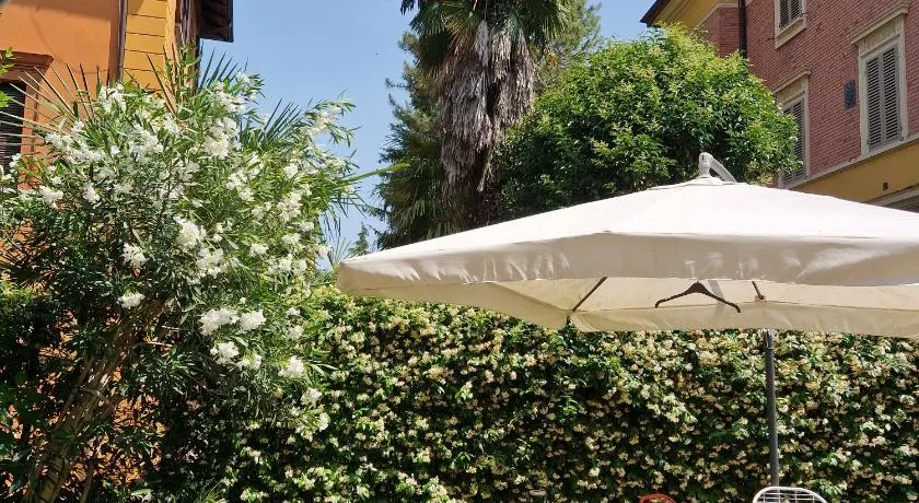 Minimal Chic House Parking and Private garden - Image 1