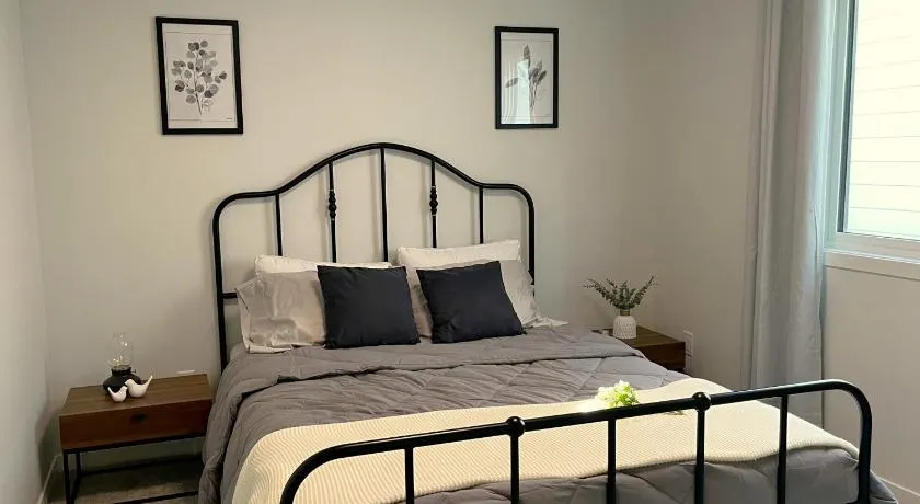 Affordable Cozy Bedroom Close to YYC Airport - Image 1