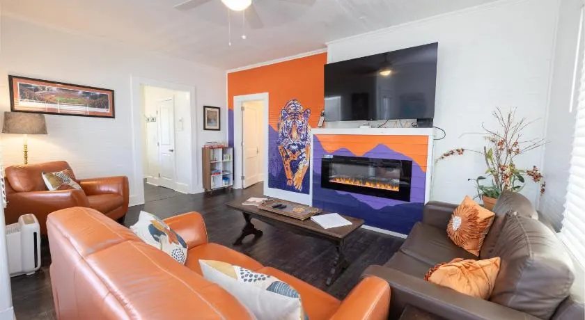 Cozy Downtown Seneca Bungalow - Image 1
