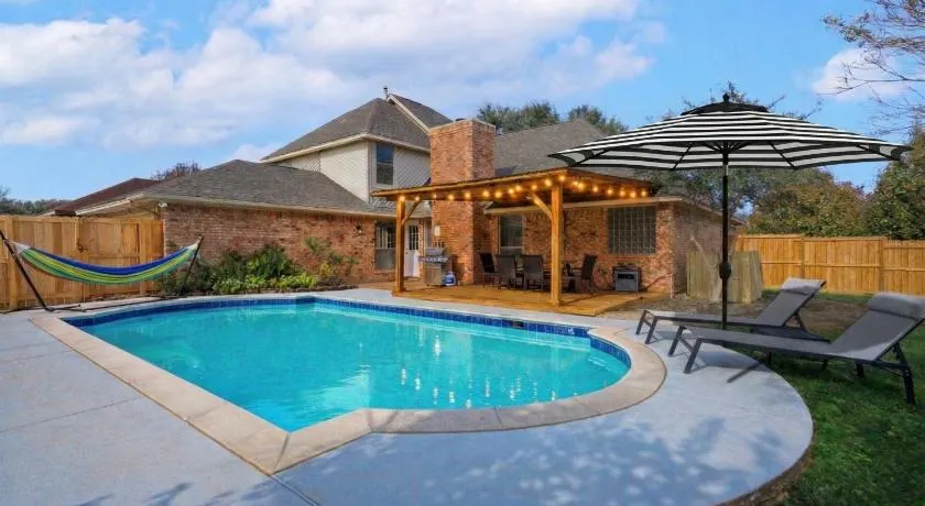 5BR Pool Villa Water Volleyball Cinema 20 mins from Dallas - Image 1