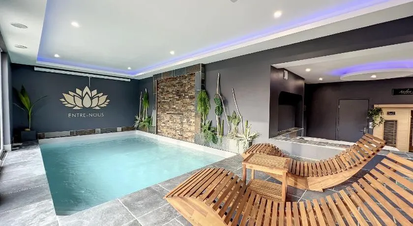 Chambre avec spa, piscine et sauna privatif - Image 1