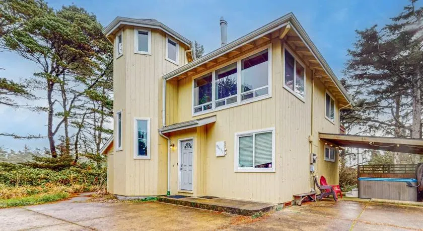 Elegant home with stunning ocean views & dog friendly - Image 1
