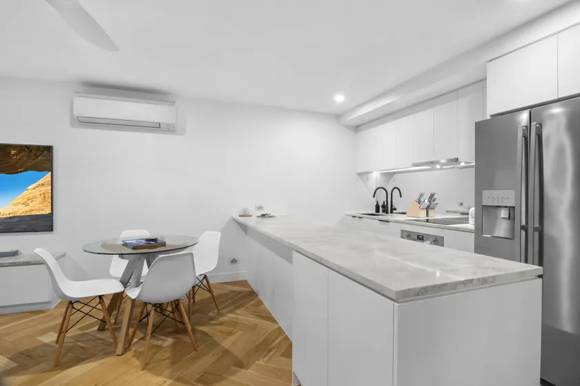 Luxe 2 Bed Apt, Seconds to Beach & Minutes to City - Image 1