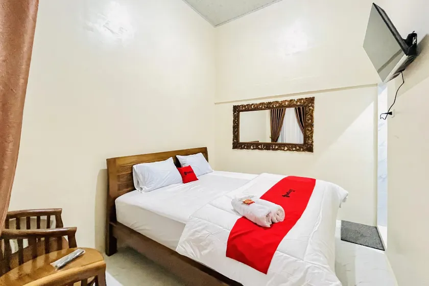 RedDoorz @ Gunari Guest House Merek Karo - Image 1