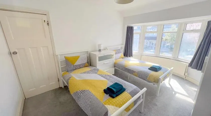 4-Bedroom House - Thornton Heath - Image 1