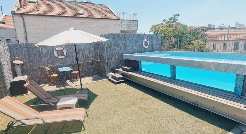 Private Swimming Pool ! דירת סטודיו קטנה עם בריכה פרטית - Image 1