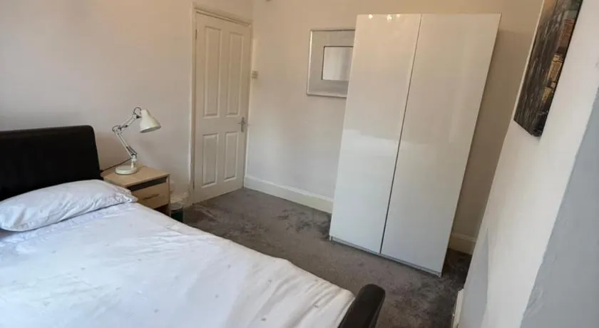 London Cozy Room, Fast WiFi - Image 1