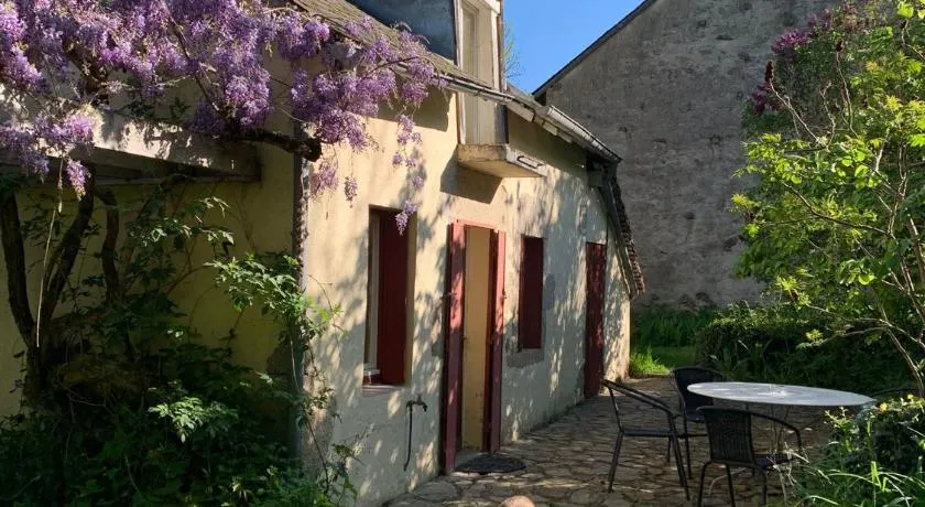 Lovely rural and quiet farmhouse with natural swimming lake - Image 1