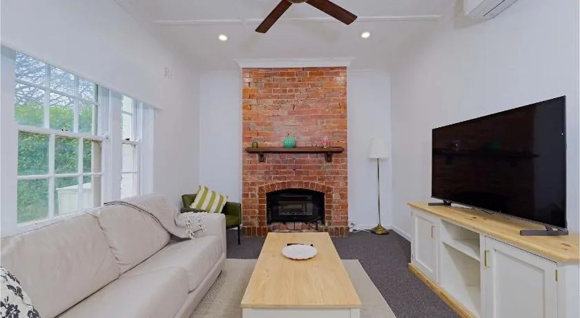Manuka Village - Sleeps 8 - Free parking x 4 - Image 1