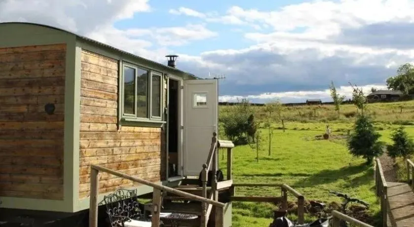 Lizzie off grid Shepherds Hut The Buteland Stop - Image 1