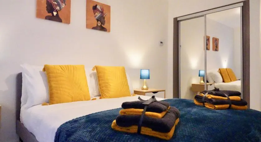 Luxury 2 Bed Apartment with Parking near London - Image 1
