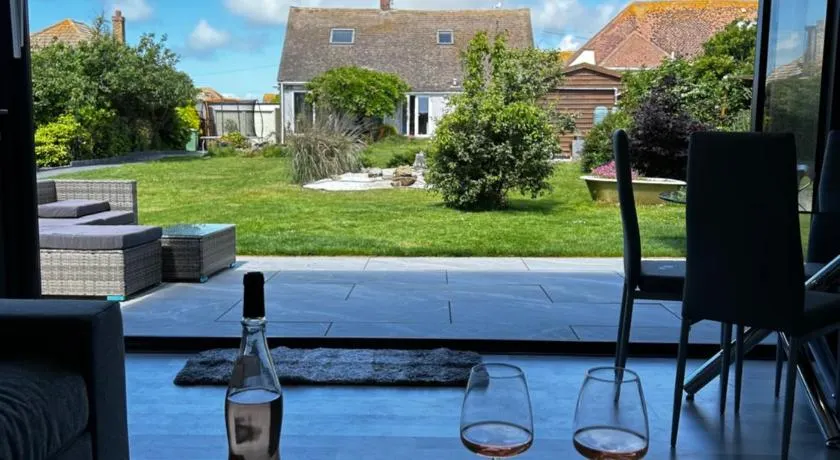 Whispering Waves Guest house, Brighton-8 mins, Guests 4, Beachfront, Free parking, WiFi, Kitchen and AC - Image 1