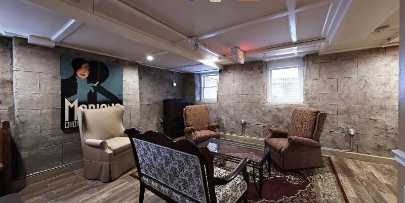Bellevue Manor - Image 1